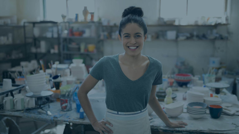 Femme céramiste dans son atelier